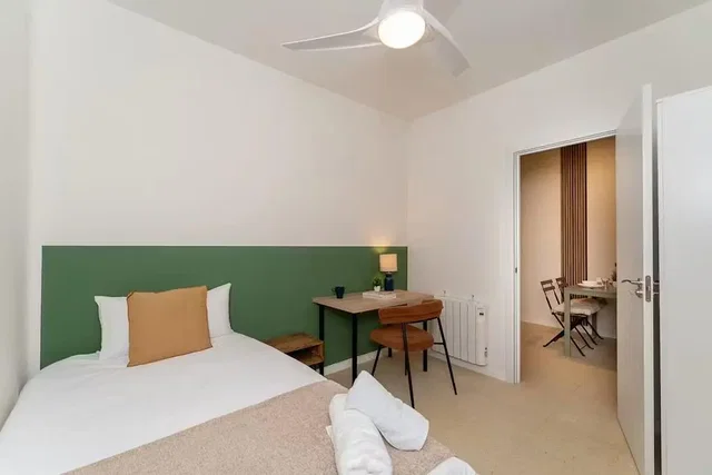 Dormitorio; luz natural, suelo de madera