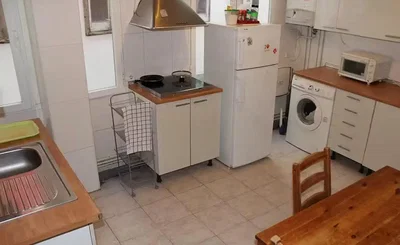 Cucina; pavimento in piastrelle, elettrodomestici