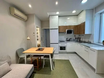 Cucina; elettrodomestici, pavimento in piastrelle, luce naturale