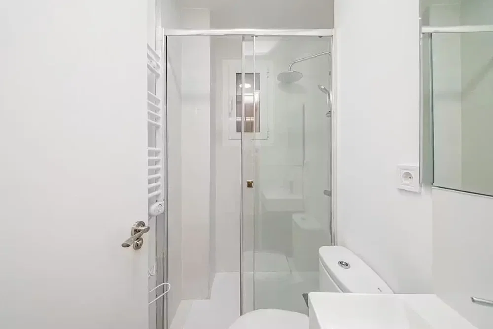 Bagno; pavimento in piastrelle, luce naturale