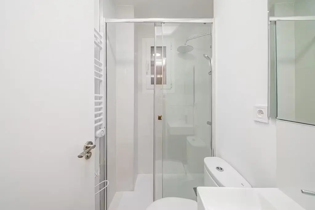 Bagno; pavimento in piastrelle, luce naturale