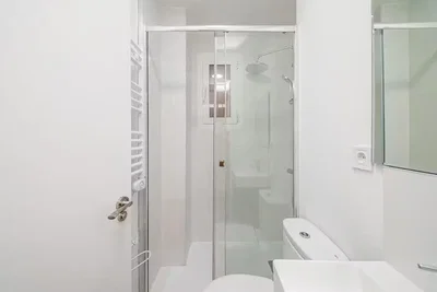 Bagno; pavimento in piastrelle, luce naturale