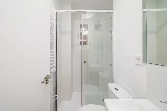 Baño; suelo de baldosas, luz natural