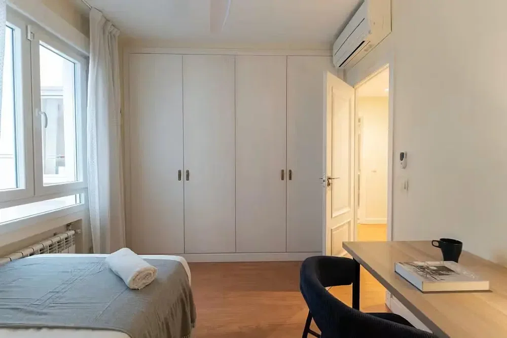 Camera da letto; luce naturale, pavimento in legno