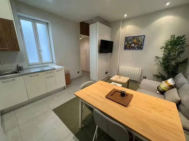 Salón; suelo de baldosas, luz natural, estilo moderno