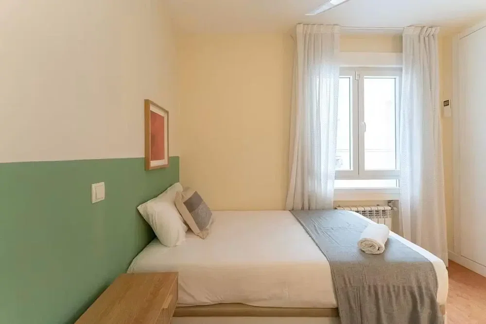 Camera da letto; pavimento in legno, luce naturale