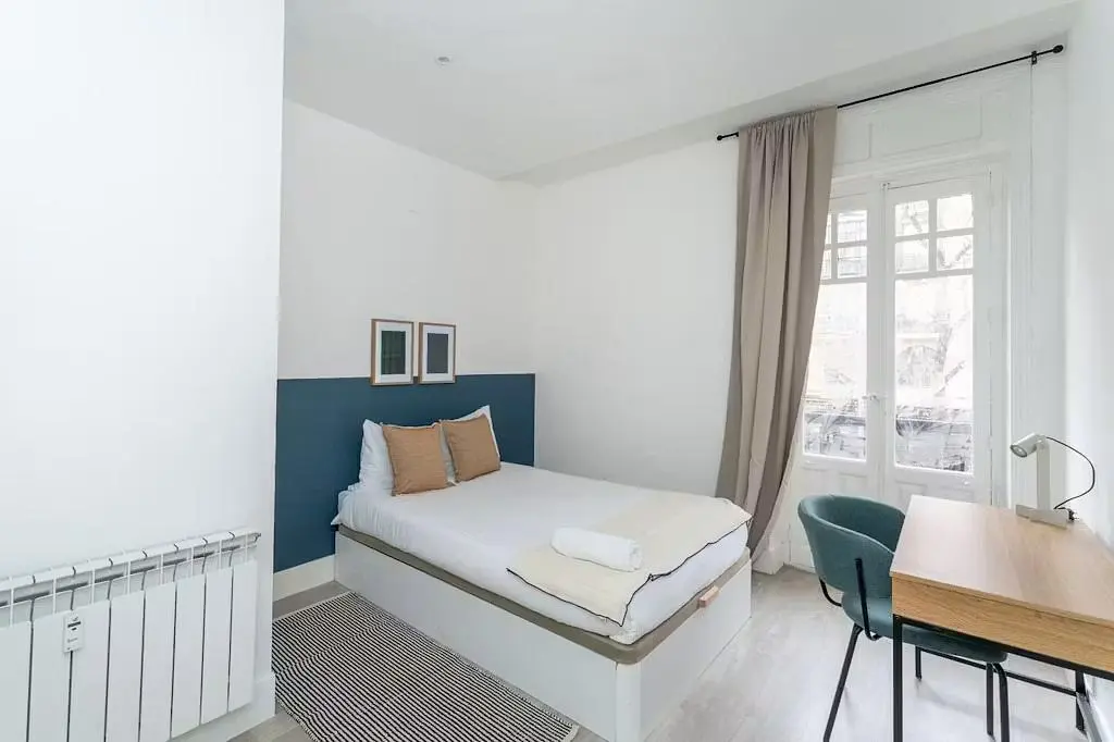 Schlafzimmer; tageslicht, holzboden