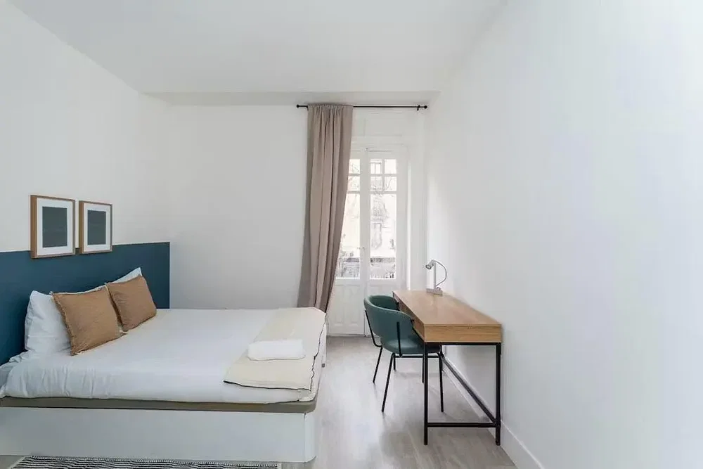 Schlafzimmer; tageslicht, holzboden