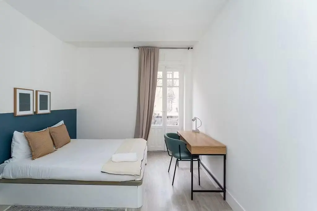Schlafzimmer; tageslicht, holzboden