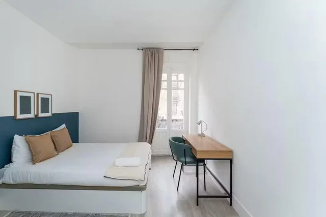 Dormitorio; luz natural, suelo de madera
