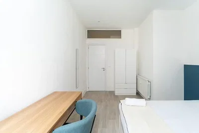 Schlafzimmer; holzboden, tageslicht, moderner stil