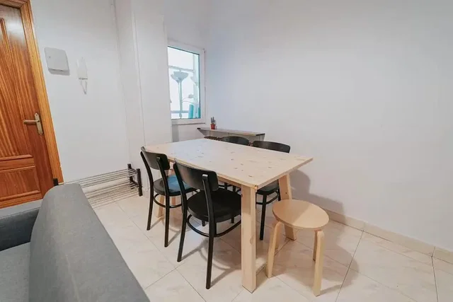 Salón; suelo de baldosas, luz natural