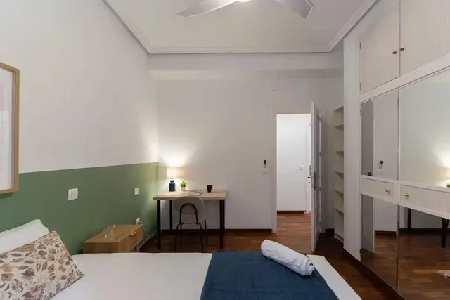 Chambre; lumière naturelle, parquet