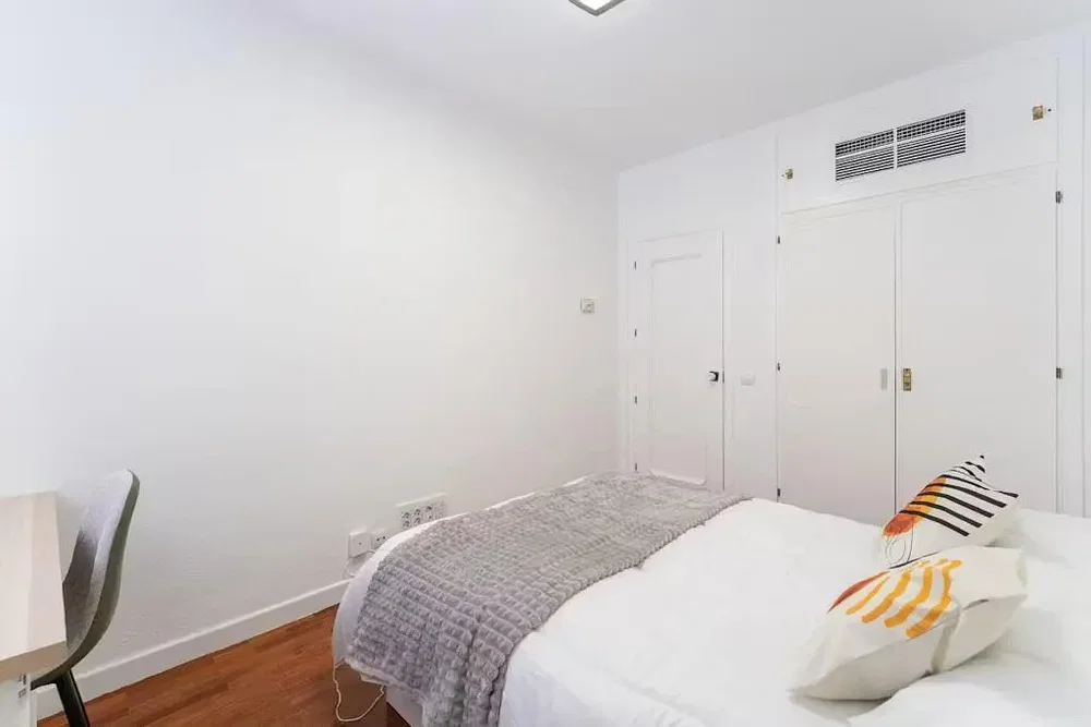 Schlafzimmer; holzboden, tageslicht
