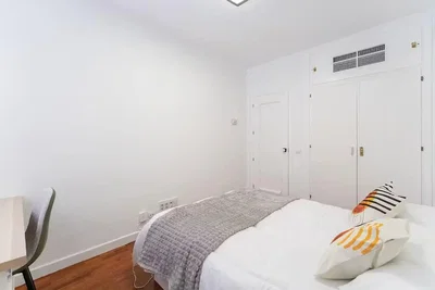 Schlafzimmer; holzboden, tageslicht