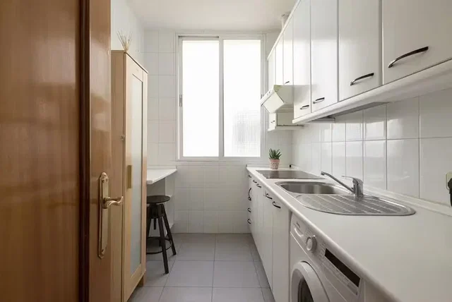 Кухня; естествена светлина, кухненски уреди, плочки