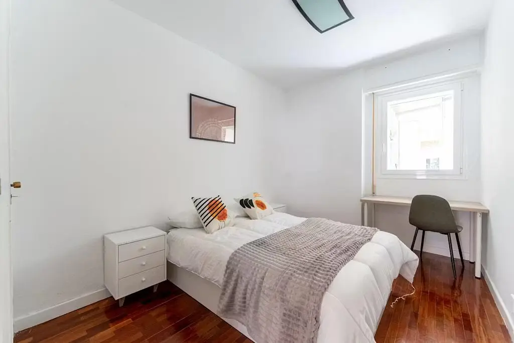 Schlafzimmer; holzboden, tageslicht
