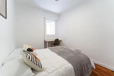 Schlafzimmer; tageslicht, holzboden