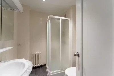 Badezimmer; fliesenboden, tageslicht