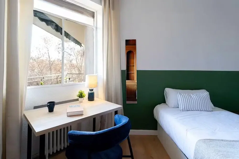 Spavaća soba; prirodna svjetlost, moderan stil