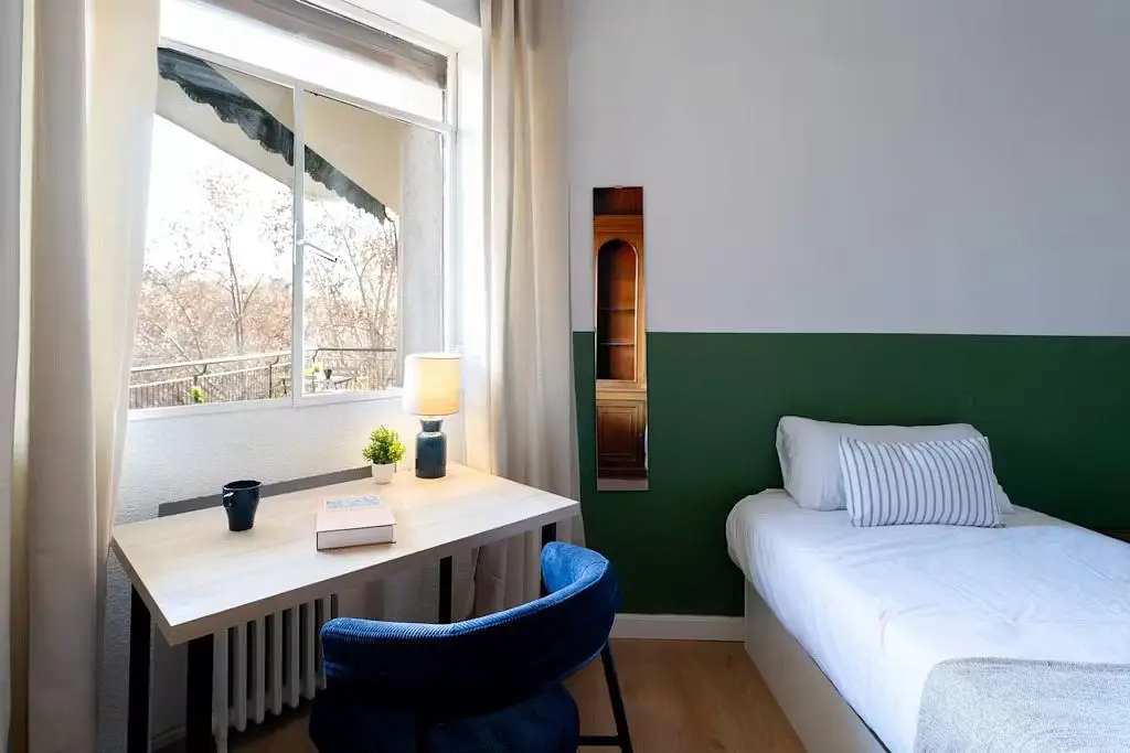 Spavaća soba; prirodna svjetlost, moderan stil