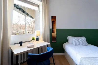 Spavaća soba; prirodna svjetlost, moderan stil