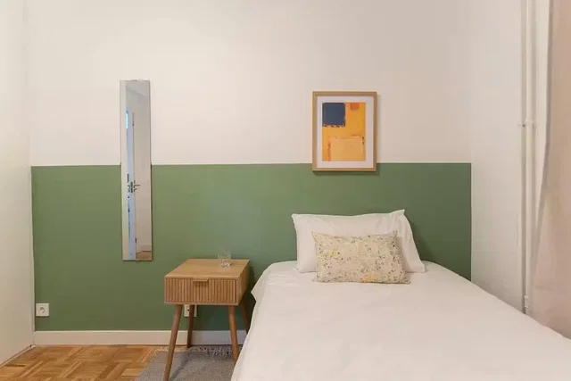 Dormitorio; suelo de madera, luz natural
