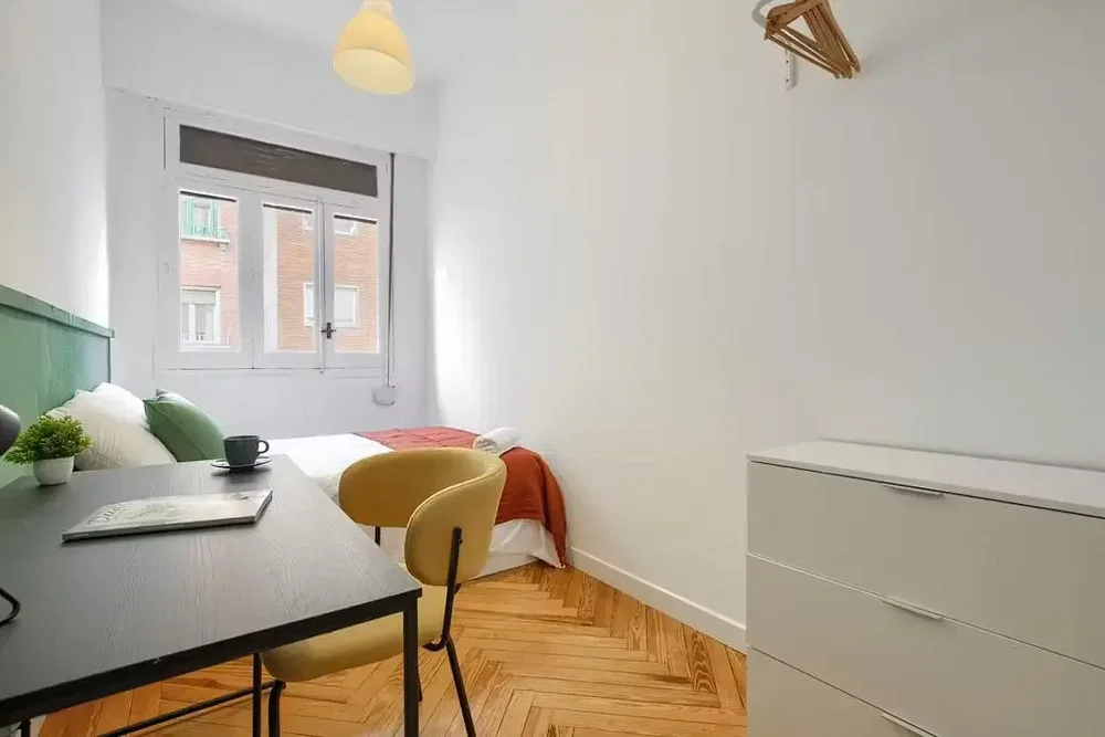 Camera da letto; pavimento in legno, luce naturale