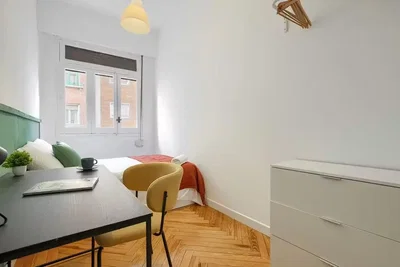 Camera da letto; pavimento in legno, luce naturale