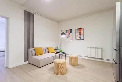 Oturma odası; ahşap zemin, doğal ışık, modern stil