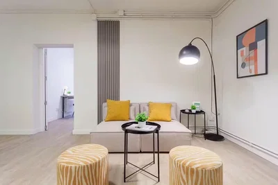 Oturma odası; doğal ışık, modern stil, ahşap zemin
