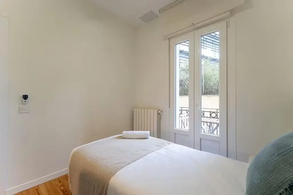 Camera da letto; luce naturale, pavimento in legno