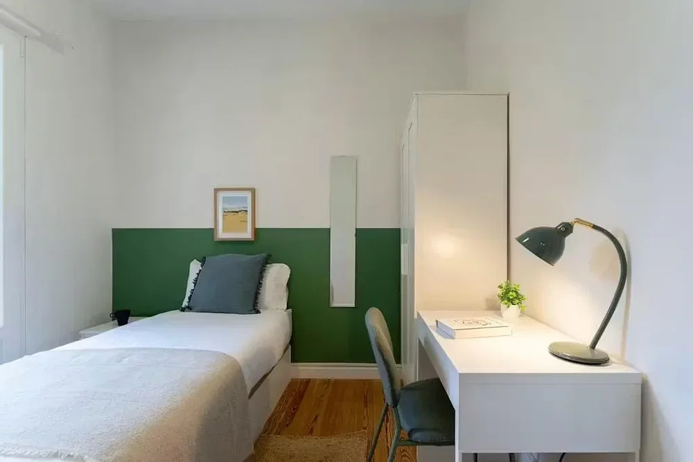 Camera da letto; pavimento in legno, luce naturale