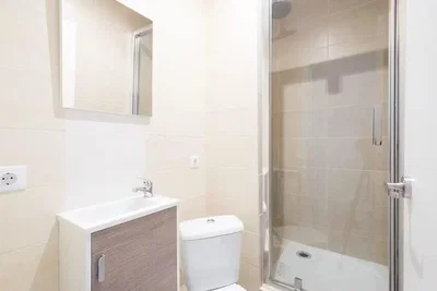 Toilette; fliesenboden, tageslicht, renoviert