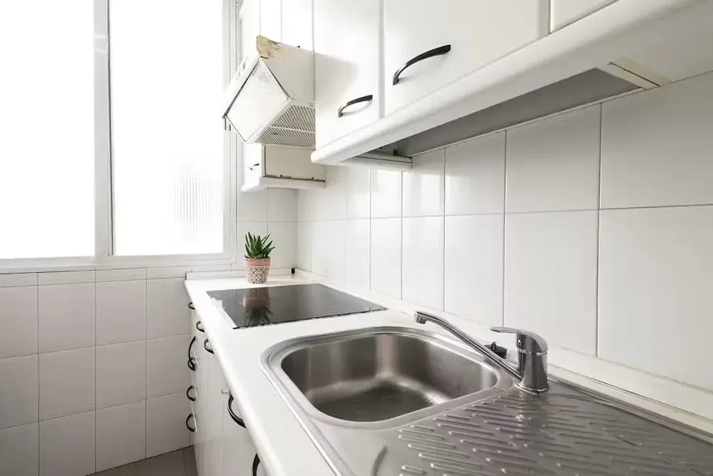 Cucina; pavimento in piastrelle, luce naturale, elettrodomestici