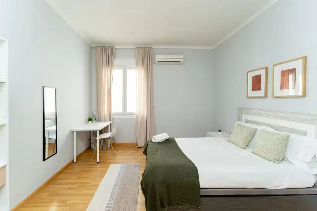Camera da letto; luce naturale, pavimento in legno, stile moderno