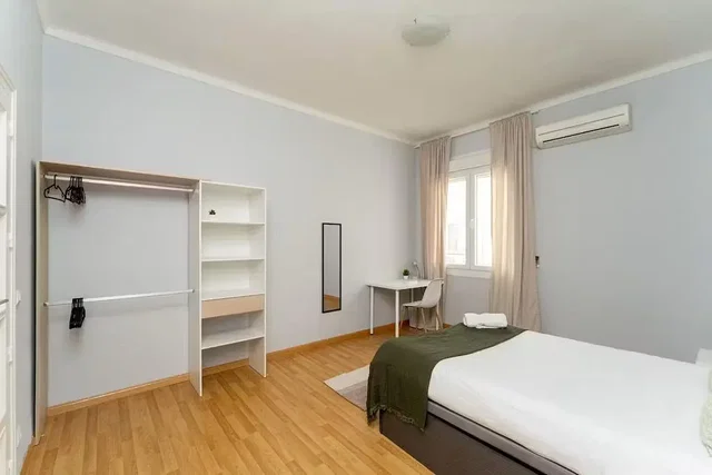Dormitorio; suelo de madera, luz natural