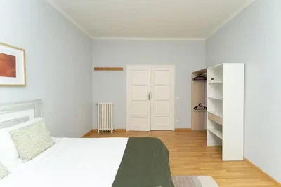 Camera da letto; pavimento in legno, luce naturale