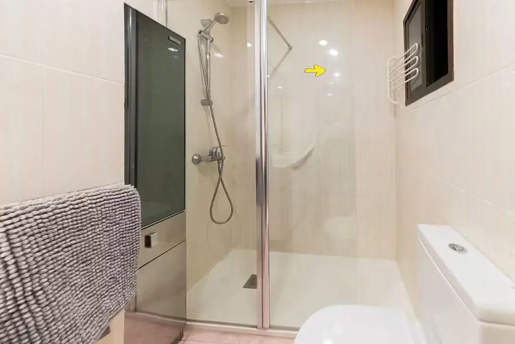 Bagno; pavimento in piastrelle, luce naturale