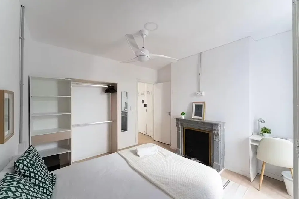 Spavaća soba; prirodna svjetlost, moderan stil