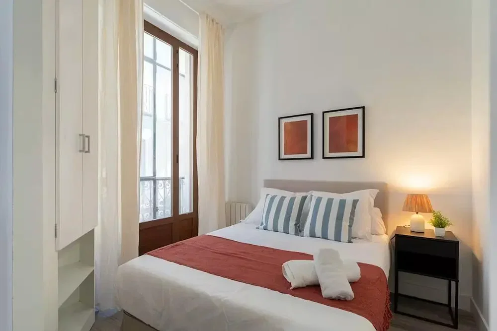 Camera da letto; luce naturale, stile moderno
