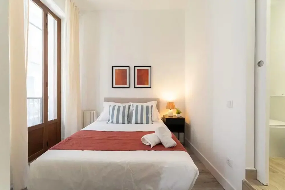 Camera da letto; luce naturale, pavimento in legno