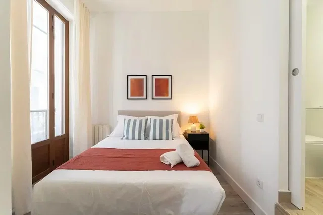 Dormitorio; luz natural, suelo de madera