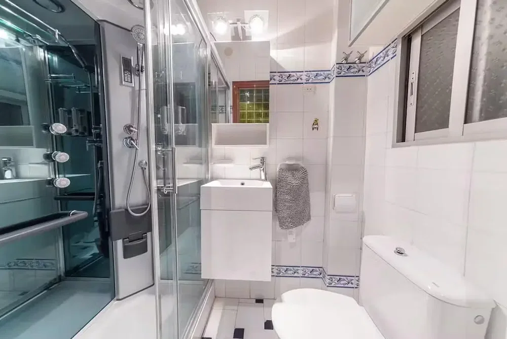 Bagno; pavimento in piastrelle, luce naturale