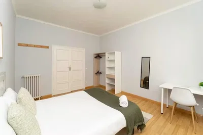 Camera da letto; pavimento in legno, luce naturale, stile moderno