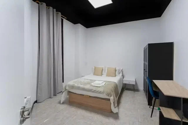 Spavaća soba; pločice, prirodna svjetlost