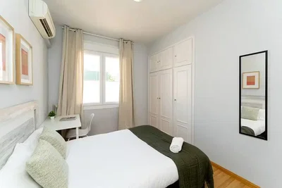 Camera da letto; pavimento in legno, luce naturale