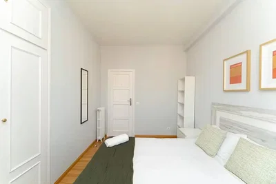 Camera da letto; luce naturale, pavimento in legno