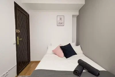 Spavaća soba; drveni pod, prirodno svjetlo