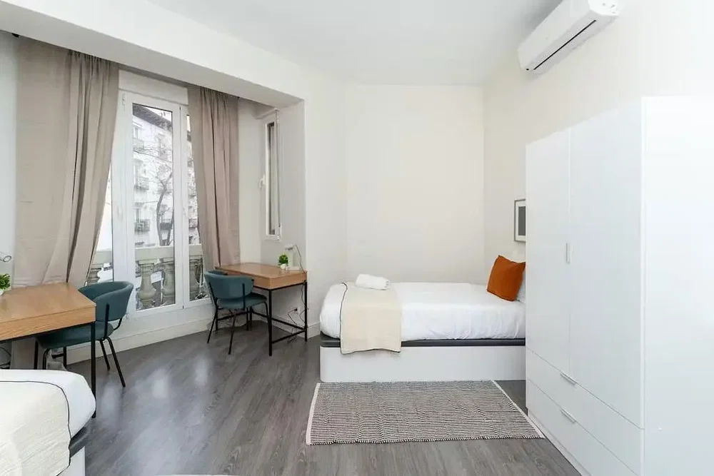 Spavaća soba; prirodno svjetlo, drveni pod, moderni stil